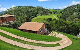 Casa Da Floresta Cercada com Piscina